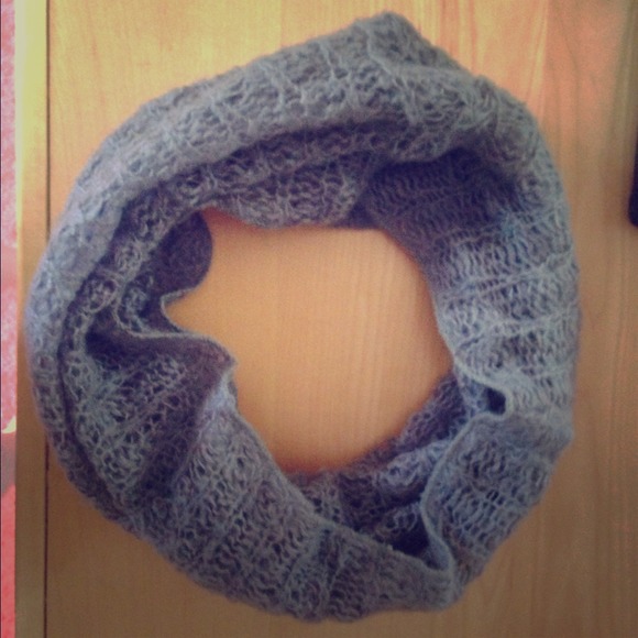 GRAY CIRCLE SCARF