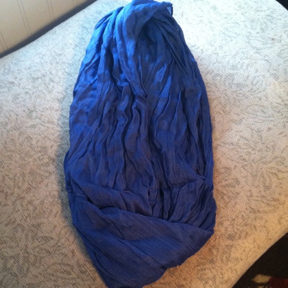 🍂HOT NEW ROYAL BLUE CRINKLE INFINITY SCARF🍂