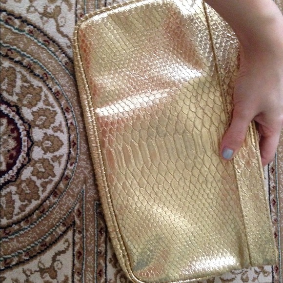 Guess clutch purse! - Picture 3 of 5
