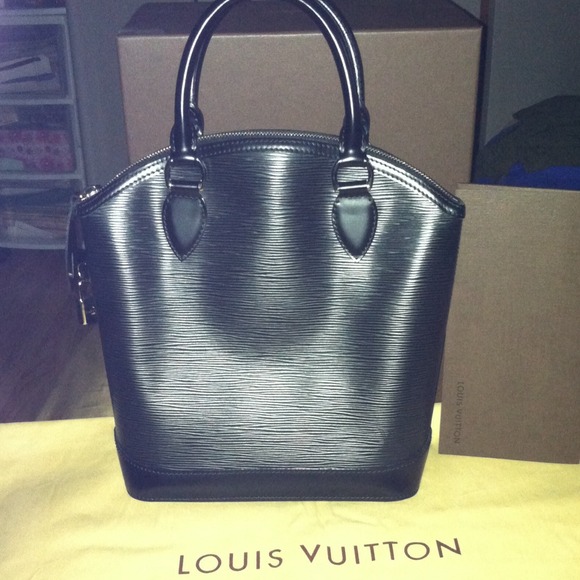 🚫NOT AVAILABLE🚫.... LV Lockit Epi leather