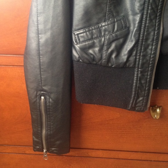 Faux leather jacket from forever 21 classic fit - Picture 2 of 3