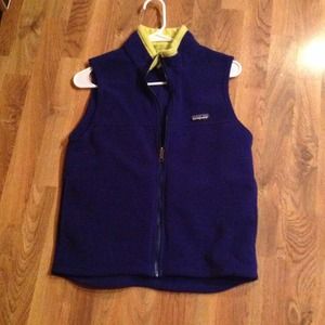 Patagonia blue fleece vest fits an xs petite.