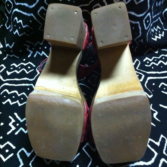 🔽bebe. red boho chic heels. clogs. NWOT🔽 - Picture 2 of 3