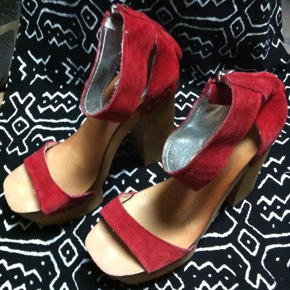 🔽bebe. red boho chic heels. clogs. NWOT🔽 - Picture 3 of 3