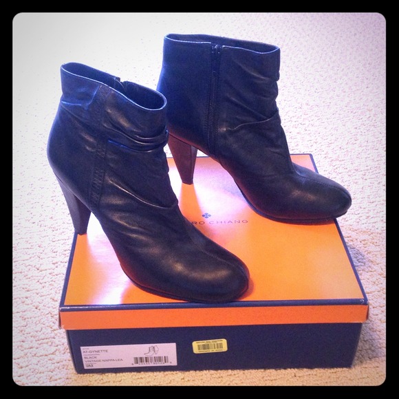 Black leather Arturo Chiang ankle boots