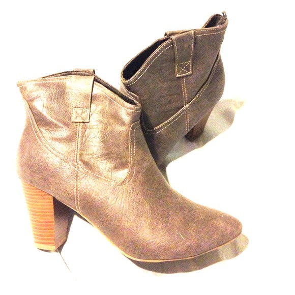 Grey Ankle Height Boots Size 10 - Picture 1 of 3