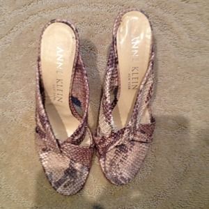 Anne Klein New York snake skin look