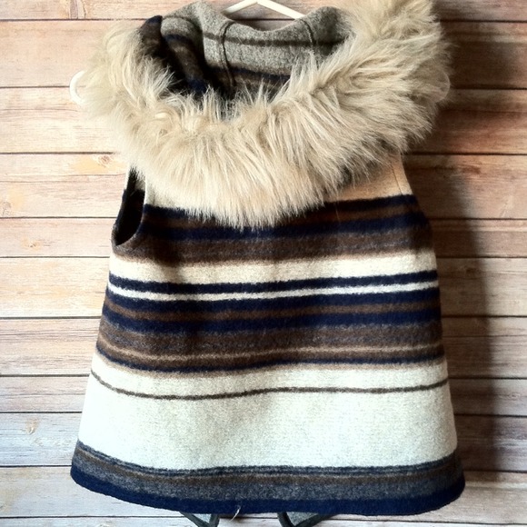 ❌BUNDLED❌🍂Stunning Wool Zara Hooded Vest - Picture 3 of 3