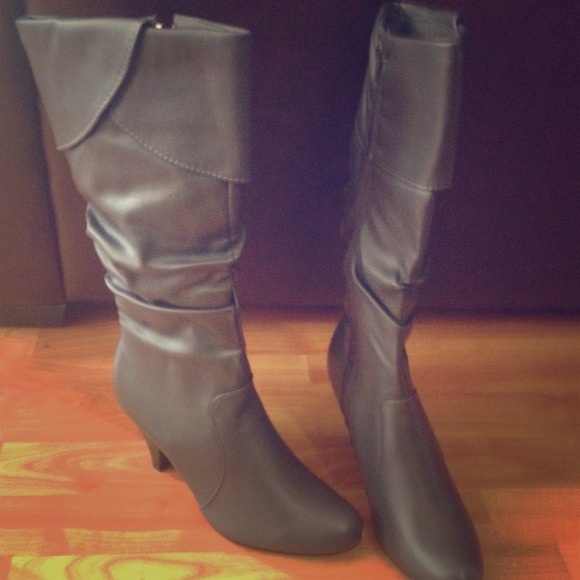 Grey ankle boots.