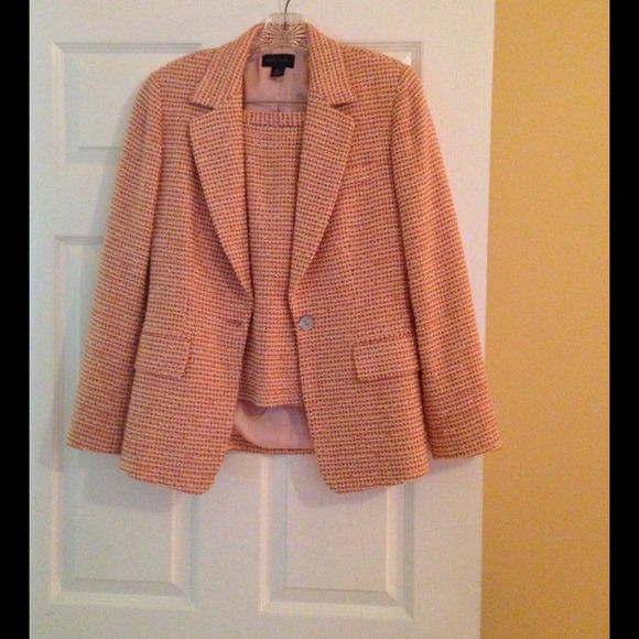 2 Pieces Suit (PRICE REDUCED) - Picture 3 of 4
