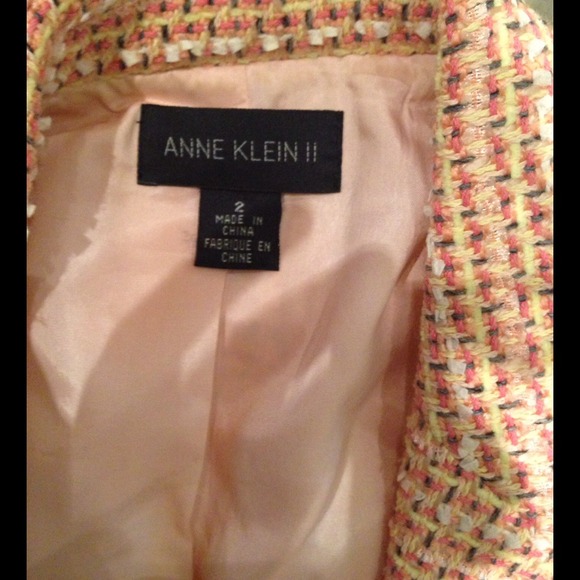 2 Pieces Suit (PRICE REDUCED) - Picture 4 of 4