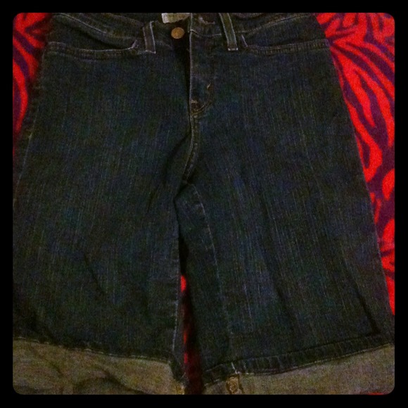 Levi's - Size 4 Knee Length Shorts