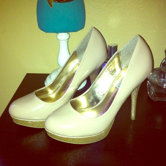 Steve Madden Shoes - Nude Steve Madden's with GOLD stiletto