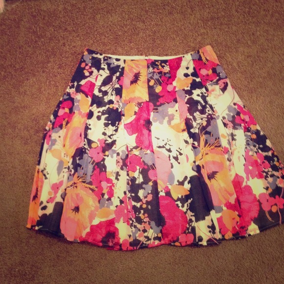 Floral print skirt.