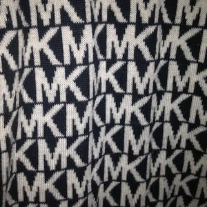 💢💢SOLD💢💢Beautiful like new Michael Kors scarf