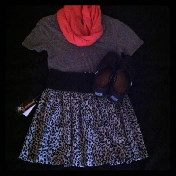 SOLD High waisted black and white Spotted skirt.