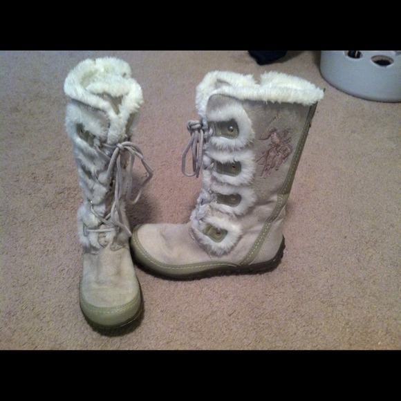 Light beige polo boots.