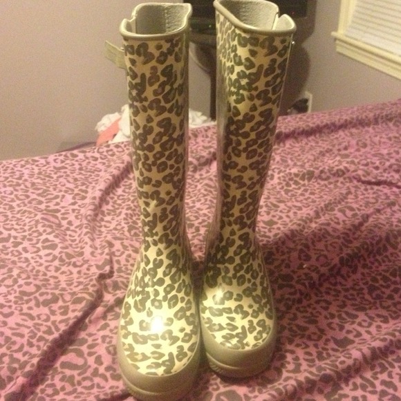 Leopard sperry rainboots !