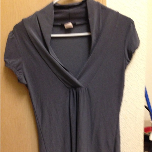 🚫🚫BUNDLED Gray v-neck top✅