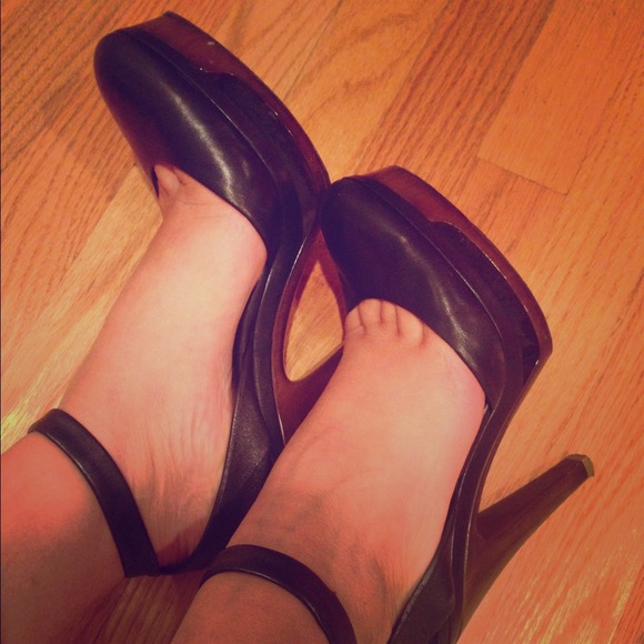 ⛔️SOLD⛔️Salvatore Ferragamo sandals - Picture 1 of 4