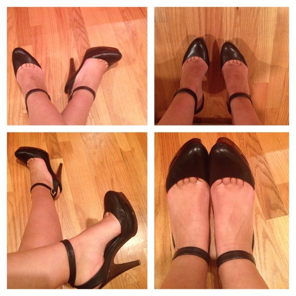 ⛔️SOLD⛔️Salvatore Ferragamo sandals - Picture 2 of 4