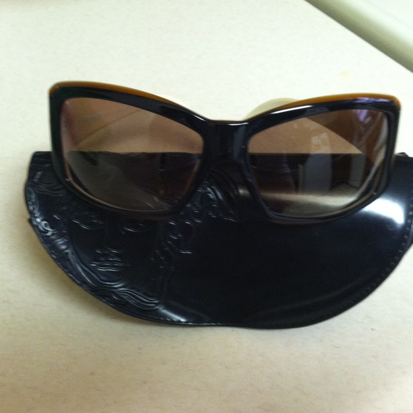 Versace Sunglasses Authentic🌸 worn a few times - Picture 1 of 4