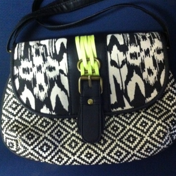❌Hold...Black & White Tribal Print Crossbody Purse