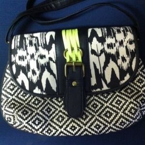 ❌Hold...Black & White Tribal Print Crossbody Purse