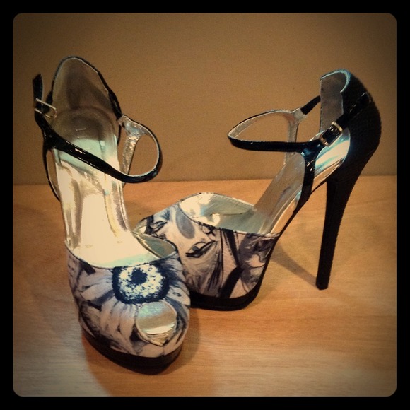 Brand new  platform heels black and white print - Picture 1 of 1