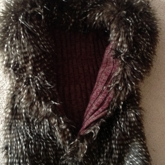 🚨SOLD***Faux Fur Vest🚨 - Picture 2 of 3