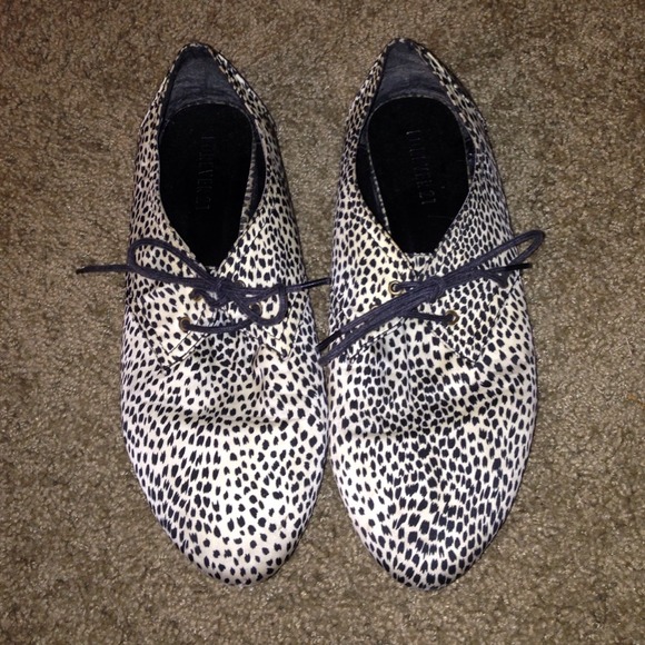 ⚡️REDUCED PRICE⚡️ Black and white speckled shoes - Picture 1 of 3