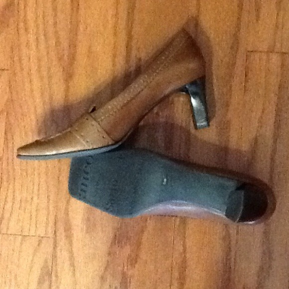 Tobacco colored leather square toe embossed pump. - Picture 2 of 3