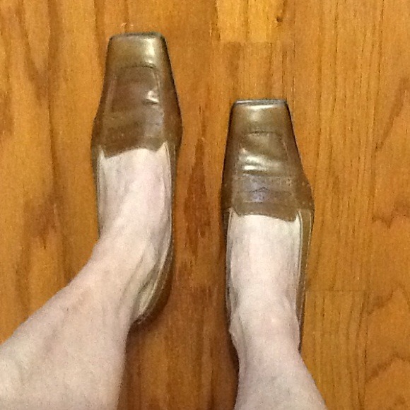 Tobacco colored leather square toe embossed pump. - Picture 3 of 3