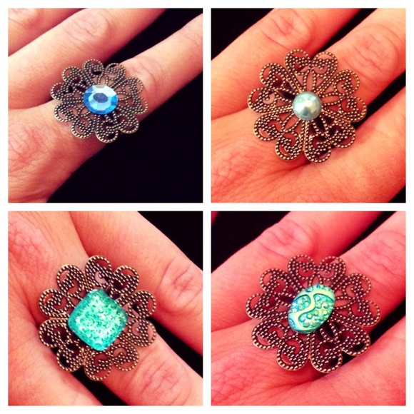 Vintage heart ring with blue centerpieces. - Picture 2 of 3