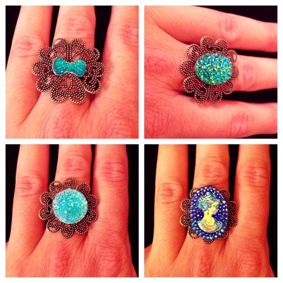 Vintage heart ring with blue centerpieces. - Picture 3 of 3