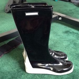 Donald J Pliner rain boot size 8.5