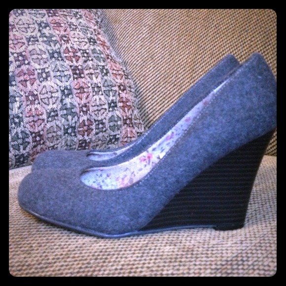 Report dark gray wool wedges w/black heel