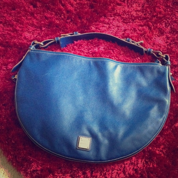 ‼️SOLD‼️🍃Dooney and Bourke half moon hand bag🍃