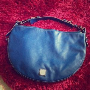 ‼️SOLD‼️🍃Dooney and Bourke half moon hand bag🍃