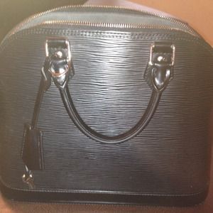 SOLD🎉🎉 Louis Vuitton Alma NM