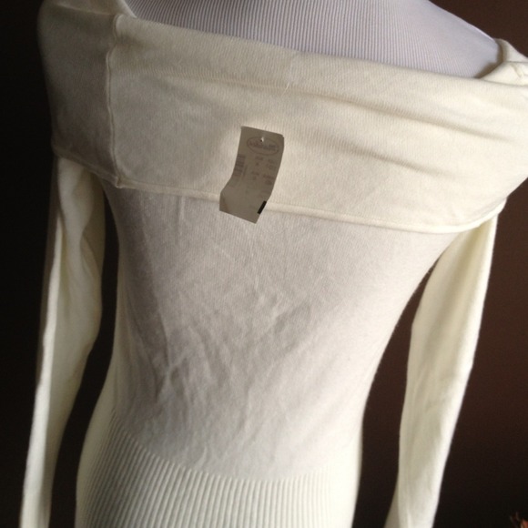 SOLD IN BUNDLE -NEW OFF-THE-SHOULDER SWEATER - Picture 3 of 3