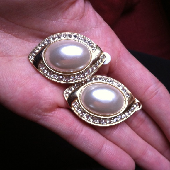 ❗Sold❗Jackie O style clip on earrings