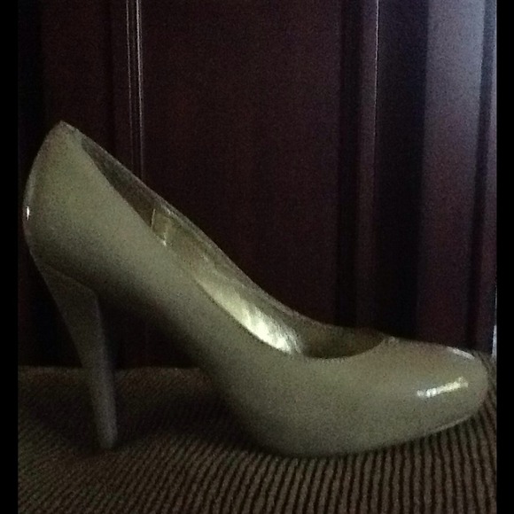 Steve Madden Skin Tone Heels - Picture 2 of 4