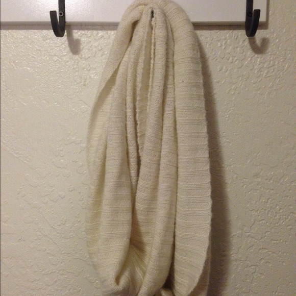 🚫SOLD🚫 white infinity scarf