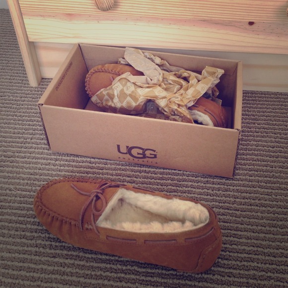 Authentic UGG Dakota Chestnut SZ 5