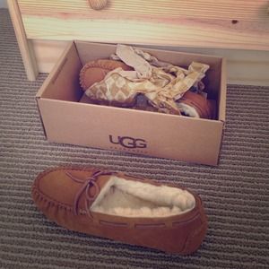 Authentic UGG Dakota Chestnut SZ 5
