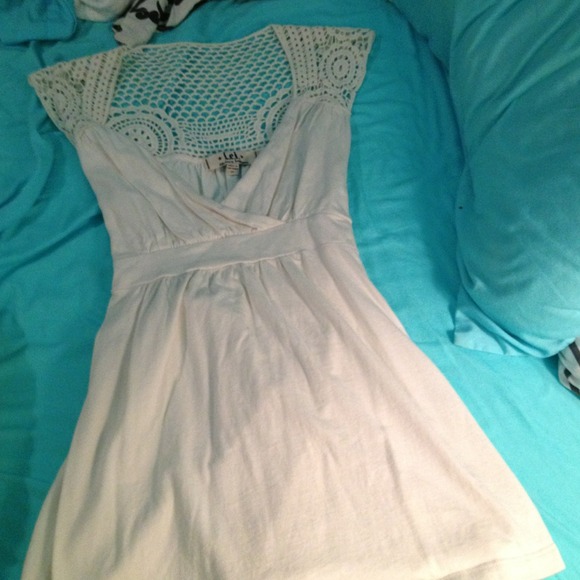 V cut off white top