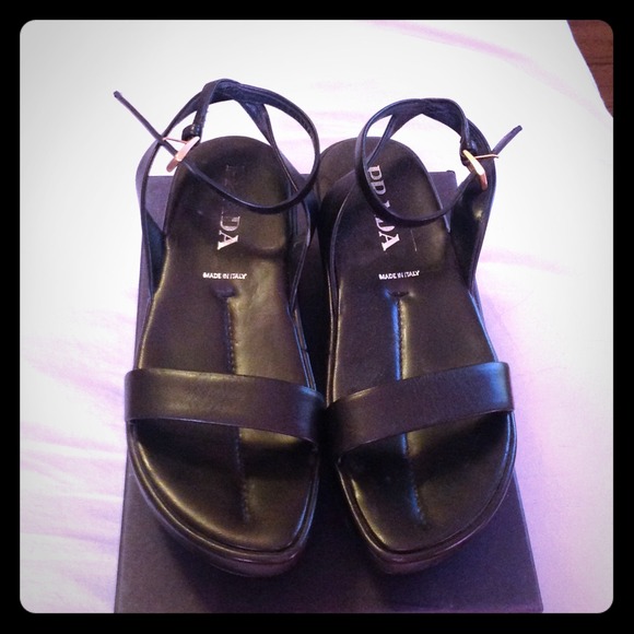 PRADA black leather sandals Perfect for summer! ☀️