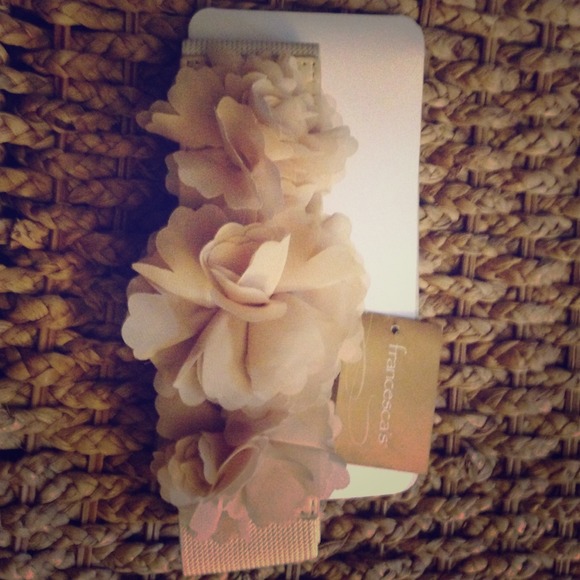 Gorgeous tan flower belt NWT from Francesca's 🌾