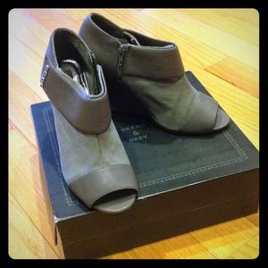 Deena & Ozzy peeptoe wedge grey size 9